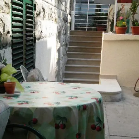 בית הארחה With Garden - Zuvan 3*