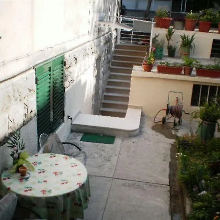 Pensjonat With Garden - Zuvan