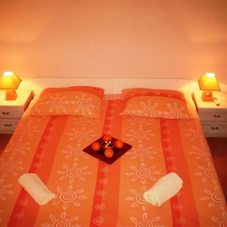 Pensjonat With Garden - Zuvan 3*