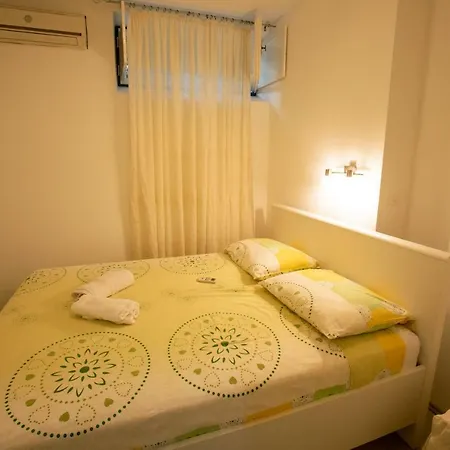 Pensjonat With Garden - Zuvan 3*