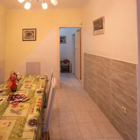 Gostinjska kuća Guest House With Garden - Zuvan