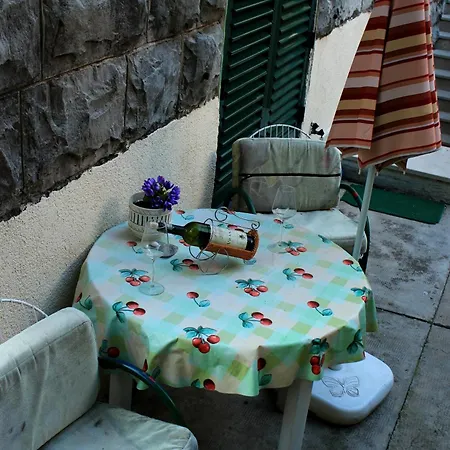 Guest House With Garden - Zuvan Pensionat Split