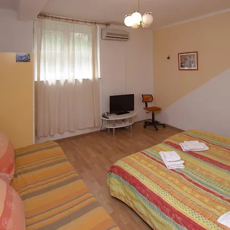 Guest House With Garden - Zuvan Pensionat Split