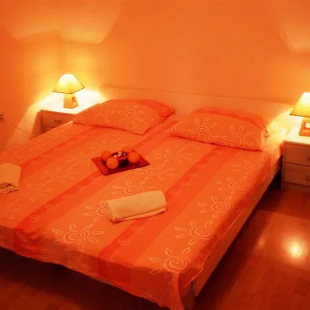 Pensionat Guest House With Garden - Zuvan
